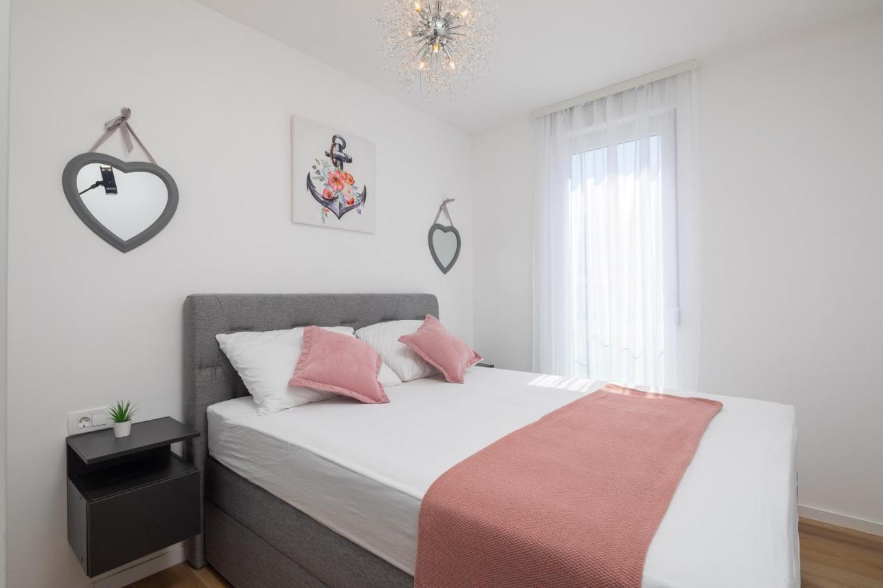 Apartment Alegria In Okrug With Heated Pool, Sea View, Jacuzzi, Wifi Трогир Екстериор снимка