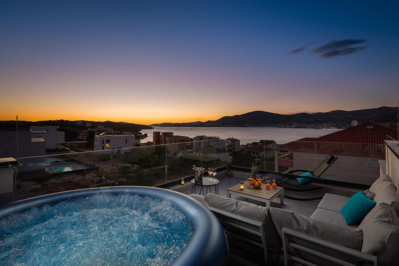 Apartment Alegria In Okrug With Heated Pool, Sea View, Jacuzzi, Wifi Трогир Екстериор снимка